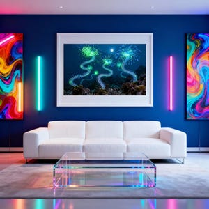 Puede incluir: Un salón moderno con un sofá blanco, una mesa de centro de cristal y arte abstracto en las paredes. Las paredes son de un azul intenso y la habitación está iluminada por luces de neón de varios colores, creando un ambiente vibrante.