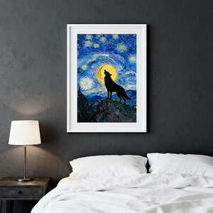 Puede incluir: Impresión artística enmarcada que presenta la silueta negra de un lobo aullando a la luna amarilla, sobre un cielo nocturno azul arremolinado, al estilo de Van Gogh. La obra presenta pinceladas visibles y un fondo estrellado.