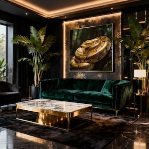 Peut inclure: Un salon luxueux avec un canapé en velours vert foncé, une table basse avec un plateau en marbre et une base dorée, et une grande œuvre d'art encadrée d'un serpent doré. De grandes plantes en pot et une palette de couleurs sombres créent une ambiance sophistiquée.