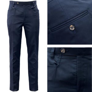 Peut inclure: Pantalon bleu marine avec fermeture boutonnée et poches avant. L'image montre une vue complète du pantalon, ainsi que des détails en gros plan des poches et du bouton.