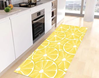 Tapete de cozinha amarelo com estampa de limão, base de algodão antiderrapante.