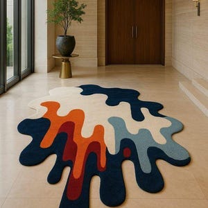 Peut inclure: Un tapis de sol abstrait aux formes organiques. Il présente un motif de formes fluides en bleu marine, orange, rouge, bleu clair et crème. Ce tapis décoratif est conçu pour une utilisation intérieure.