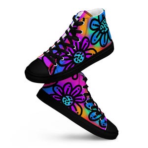 Può includere: Sneakers alte in tela con un vivace design floreale. Le scarpe presentano un puntale nero, lacci neri e una suola nera. Il motivo colorato comprende grandi fiori nelle tonalità del viola, blu e arancione su uno sfondo arcobaleno.