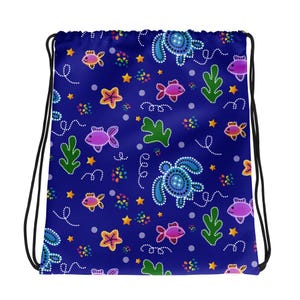Puede incluir: Una bolsa de cordón azul oscuro con un patrón repetitivo de tortugas marinas, peces, estrellas de mar y algas verdes. El diseño utiliza un estilo de arte de puntos con colores vibrantes que incluyen rosa, naranja, amarillo y azul claro.