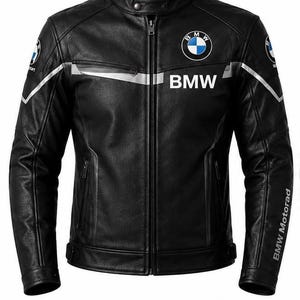 Op de afbeelding: Een zwarte leren motorjas met een opstaande kraag met drukknoop, een centrale ritssluiting en twee zijzakken. Op de borst staat het BMW-logo en de tekst, terwijl de mouwen zijn voorzien van extra BMW-branding en zilverkleurige strepen.
