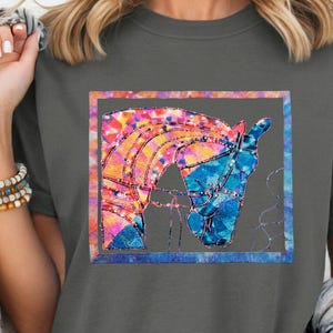 Camiseta para Mãe de Amazona, Ideal para Mães que Gostam de Competições Hípicas, Camiseta Colorida para Amantes de Cavalos, Camiseta com Arte Abstrata de Cavalos
