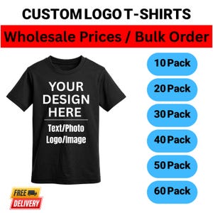 Op de afbeelding: Zwart T-shirt met de tekst "YOUR DESIGN HERE" en "Text/Photo Logo/Image". De afbeelding bevat ook de tekst "CUSTOM LOGO T-SHIRTS" en "Wholesale Prices / Bulk Order". Er zijn ook opties voor bulkbestellingen van 10 tot 60 stuks.