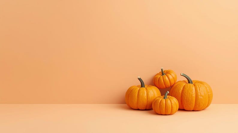 Puede incluir: Cuatro calabazas naranjas de diferentes tama&ntilde;os se colocan contra un fondo color melocot&oacute;n. Las calabazas tienen tallos verdes y superficies texturizadas, lo que evoca un tema oto&ntilde;al. Las calabazas son de color naranja brillante.