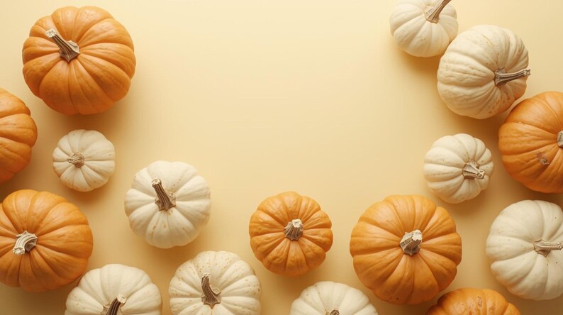 Puede incluir: Vista a&eacute;rea de una colecci&oacute;n de calabazas de varios tama&ntilde;os y colores. Las calabazas son de color naranja y blanco, con tallos verdes. Est&aacute;n dispuestas sobre un fondo amarillo claro, creando un tema oto&ntilde;al.