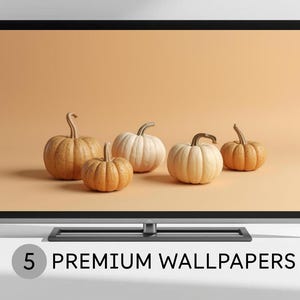 Puede incluir: Una pantalla de televisi&oacute;n muestra cinco calabazas en tonos naranja y blanco sobre un fondo melocot&oacute;n. Las calabazas tienen superficies texturizadas y tallos curvos. El texto "5 PREMIUM WALLPAPERS" est&aacute; en la parte inferior.
