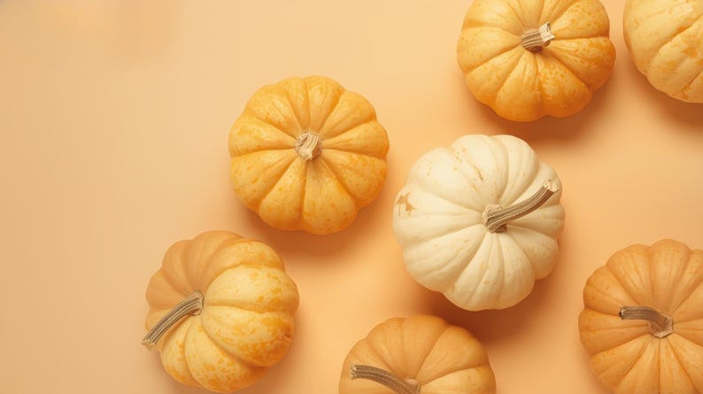 Puede incluir: Vista a&eacute;rea de varias calabazas peque&ntilde;as en tonos naranja y blanco, dispuestas sobre un fondo naranja claro. Las calabazas tienen superficies acanaladas y tallos marrones, evocando un tema de cosecha de oto&ntilde;o.