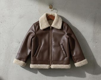 Jaqueta bomber aviador infantil artesanal em couro de pele de carneiro marrom – Ideal para presentear no inverno