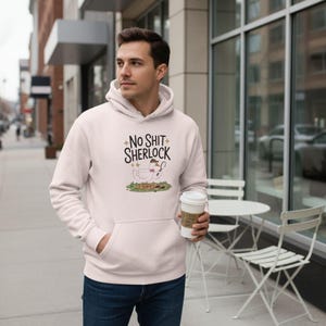 Sudadera con capucha "No Shit Sherlock": suave mezcla de algodón blanco con humor irónico.