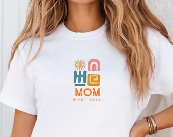 Mom Typography T-Shirt Retro Design Modern Aesthetic Casual Style Cotton Tee Graphic Weekend Apparel Abstract Pattern Sunset Mama Shirt