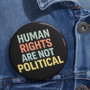 Pin "Los derechos humanos no son políticos" / Insignia de activista por la igualdad / Pin de concienciación sobre la justicia social / Botón de protesta / Regalo de derechos humanos