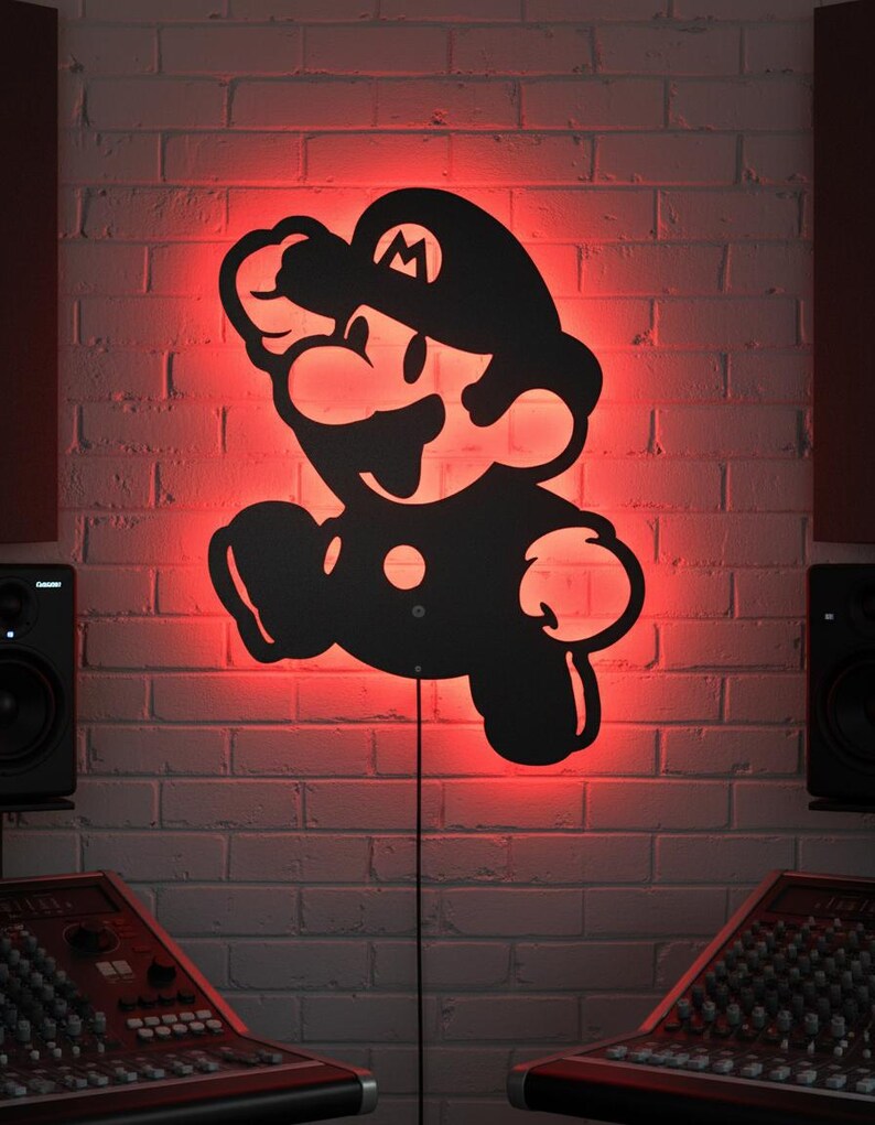 K&ouml;nnte beinhalten: Schwarze Silhouette der Videospiel-Figur Mario in Laufpose, an einer Ziegelmauer befestigt. Die Wand wird von rotem Licht beleuchtet, wodurch ein Leuchteffekt um die Figur entsteht. Ein Netzkabel erstreckt sich von der Figur.