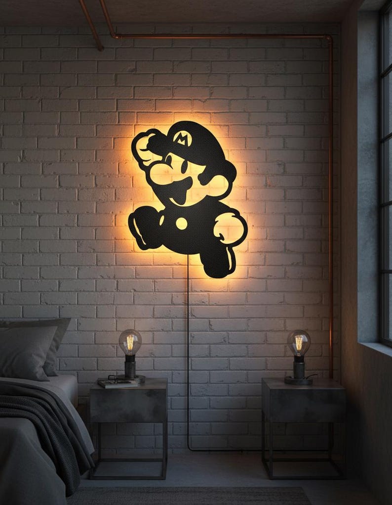 K&ouml;nnte beinhalten: Schwarze Silhouette der Videospiel-Figur Mario beim Springen, an einer wei&szlig;en Backsteinmauer befestigt. Das Kunstwerk wird von einem warmen orangenfarbenen Schein beleuchtet. Zwei kleine Nachttische mit Lampen flankieren ein Bett.