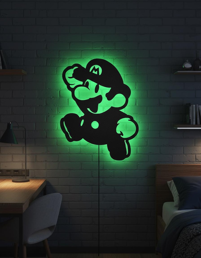 K&ouml;nnte beinhalten: Schwarze Mario-Silhouette als Wandkunst mit gr&uuml;nem Neonlicht. Die ikonische Videospiel-Figur ist in einer Sprungpose dargestellt. Das Licht ist an einer dunklen Backsteinmauer angebracht.