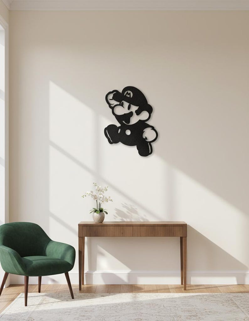 K&ouml;nnte beinhalten: Schwarze Metall-Wandkunst eines rennenden Zeichentrickcharakters mit einem Hut mit einem "M" darauf. Das Kunstwerk ist an einer wei&szlig;en Wand angebracht. Ein gr&uuml;ner Stuhl, ein Holztisch und eine Vase mit wei&szlig;en Blumen befinden sich im Raum.