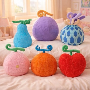 Könnte beinhalten: Eine weiße Keramik-Tasse mit schwarzem Henkel und dem Text "But first, coffee" in schwarzer, handschriftlicher Schrift. Die Tasse steht auf einer weißen Oberfläche.