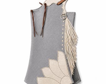 Polainas de cuero gris hechas a mano con costuras color marfil y detalle de flecos estilo bohemio