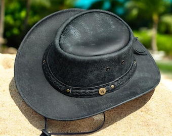 Chapéu de cowboy artesanal em couro preto, estilo country, com aba larga e faixa trançada.