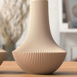 Puede incluir: Un juego de tres tazas de cerámica con un acabado moteado y mate. Las tazas son de color crema, gris claro y gris oscuro. Cada taza tiene un diseño simple y minimalista, ideal para café o té.