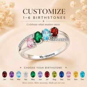 Puede incluir: Un anillo de tono plateado con cuatro piedras de nacimiento de corte ovalado en rosa, verde, azul claro y rojo, con pequeñas piedras claras en la banda. El interior tiene grabado el texto My reasons. La imagen incluye texto sobre las piedras.