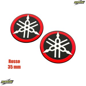 Puede incluir: Dos pegatinas circulares con borde rojo, centro negro y logotipo blanco de Yamaha. El texto "Rosso" y "35 mm" están debajo. Las pegatinas son para motos u otros vehículos.