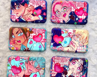 Peut inclure: Six badges métalliques rectangulaires présentant des illustrations de personnages de style anime tirées d'Alien Stage. Chaque badge montre un personnage aux joues roses, des cœurs roses vifs et un fond à carreaux. Le texte Alien Stage est imprimé en écriture stylisée.