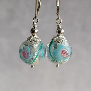 Glass Of Venice Orecchini in vetro di Murano italiano pendenti con fiore rotondo multicolore Millefiori - Oro su argento sterling piccolo - Orecchini in vetro di Murano per donna