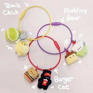 Può includere: Un cartello in legno fatto a mano con la scritta "Welcome" in stile scritto a mano. Il cartello è dipinto di bianco con una finitura invecchiata e una piccola foglia verde è attaccata. Il cartello misura circa 30 cm di larghezza e 15 cm di altezza.