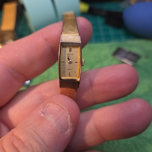 Vintage ladies Pulsar quartz watch, reference V220-5010, with a small rectangular/oval cream dial.