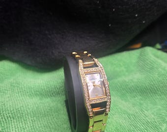 Anne Klein Damen goldfarbene Quarz Armbanduhr.