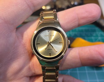 Montre à quartz Caravelle by Bulova pour femmes.