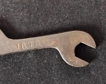 Llave inglesa antigua fechada en 1878. No es frecuente encontrar llaves inglesas de gran peso (100 g) fechadas en 1878.