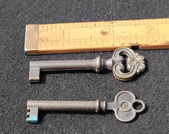 2 llaves vintage de latón y cobre para puertas de armario o cómoda.