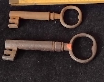 Dos llaves antiguas, de la década de 1700, hechas de hierro forjado por un herrero.