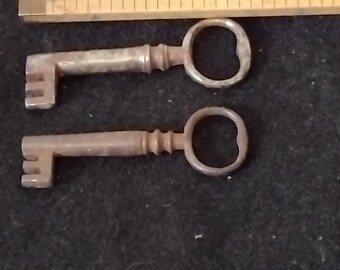 Dos llaves antiguas, de alrededor del siglo XVIII, hechas de hierro forjado por un herrero.