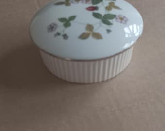 ウェッジウッド ワイルドストロベリー ラウンド カバード ベジタブル