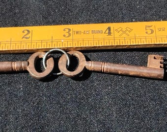 2 antike Schlüssel für Garderoben Kommode oder Kisten und Schrank