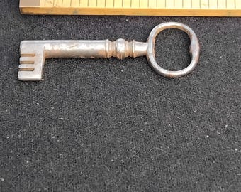 Llave antigua de la década de 1700, hecha de hierro forjado por un herrero, en muy buen estado.