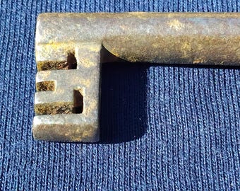Llave antigua, muy probablemente un regalo de boda hecho por un herrero de hierro forjado.