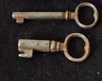 2 llaves antiguas de herrería, hechas de hierro forjado, circa 1700.