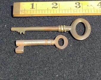 Dos llaves antiguas, una de latón y otra de acero fundido, del siglo XIX.