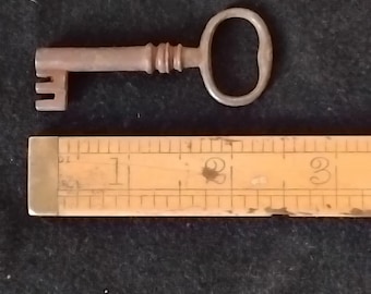 Llave antigua de hierro forjado hecha por un herrero con la letra E