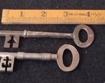 2 chiavi per porta, circa anni '20, in ottime condizioni d'uso, con una splendida patina.