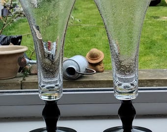 Par de 2 vasos Deco con bases verdes y vidrio transparente con burbujas de más de 25 cm de altura.