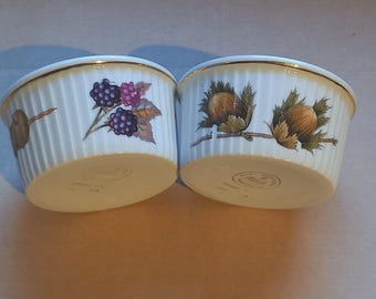 Par de ramequines Royal Worcester que parecen no haber sido utilizados
