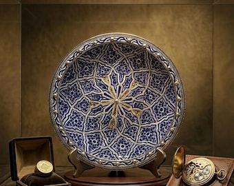 Zeldzame Marokkaanse keramische kom met zilveren filigraan, luxe blauw-wit decoratief bord, verzamelobject.